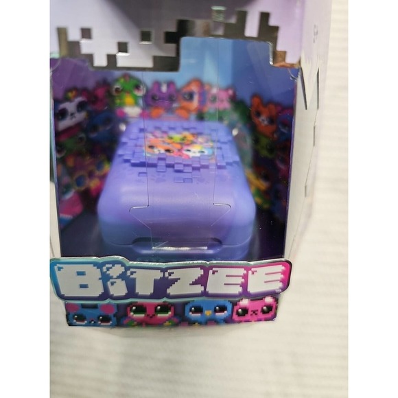 Bitzee Interactive Toy Digital Pet and Case with 15 Animals Inside New - Picture 6 of 7